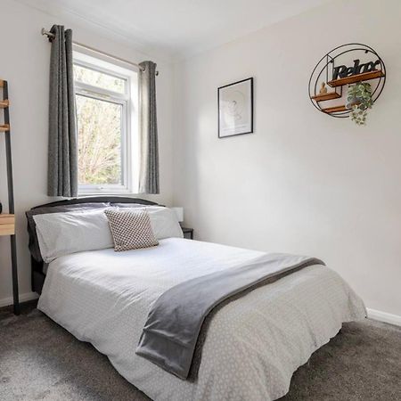 Modern 2 Bed House In Rainham, Kent - Central Location Rainham  Kültér fotó